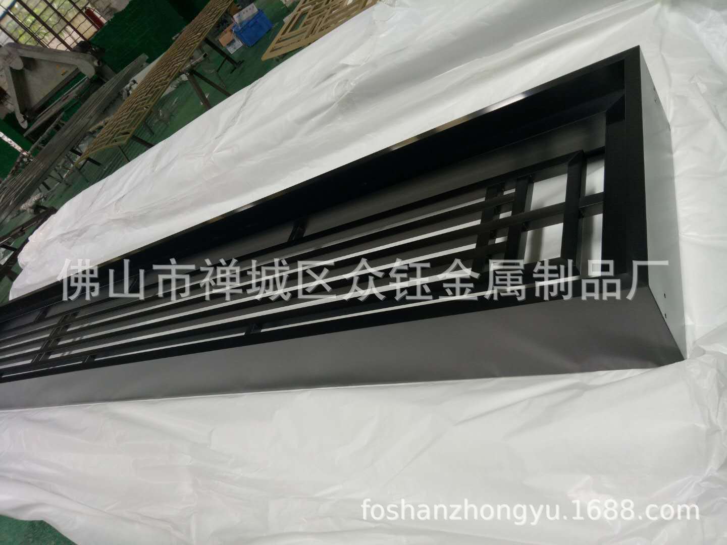 拉丝黑钛花格屏风 不锈钢管焊花格表面拉丝黑钛金 工程装饰屏风示例图6