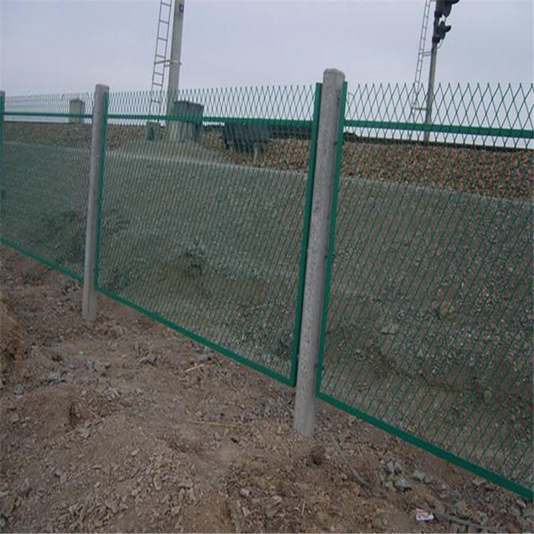 安平百瑞供应铁路钢板网防护栅栏 绿色铁路护栏网 浸塑钢板网栅栏厂家