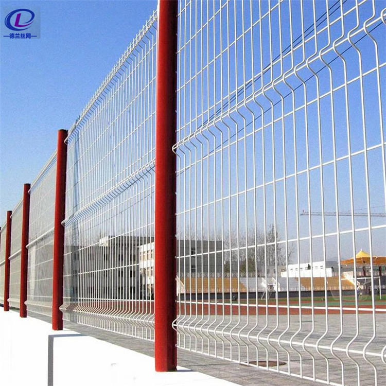 德兰供应 喷塑桃型柱护栏网 三角折弯小区护栏网 钢丝工厂小区围栏网