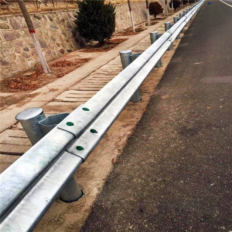 乡村公路护栏板 村镇公路护栏板 喷塑波形护栏 镀锌波形护栏 波形护栏板 路宏图片