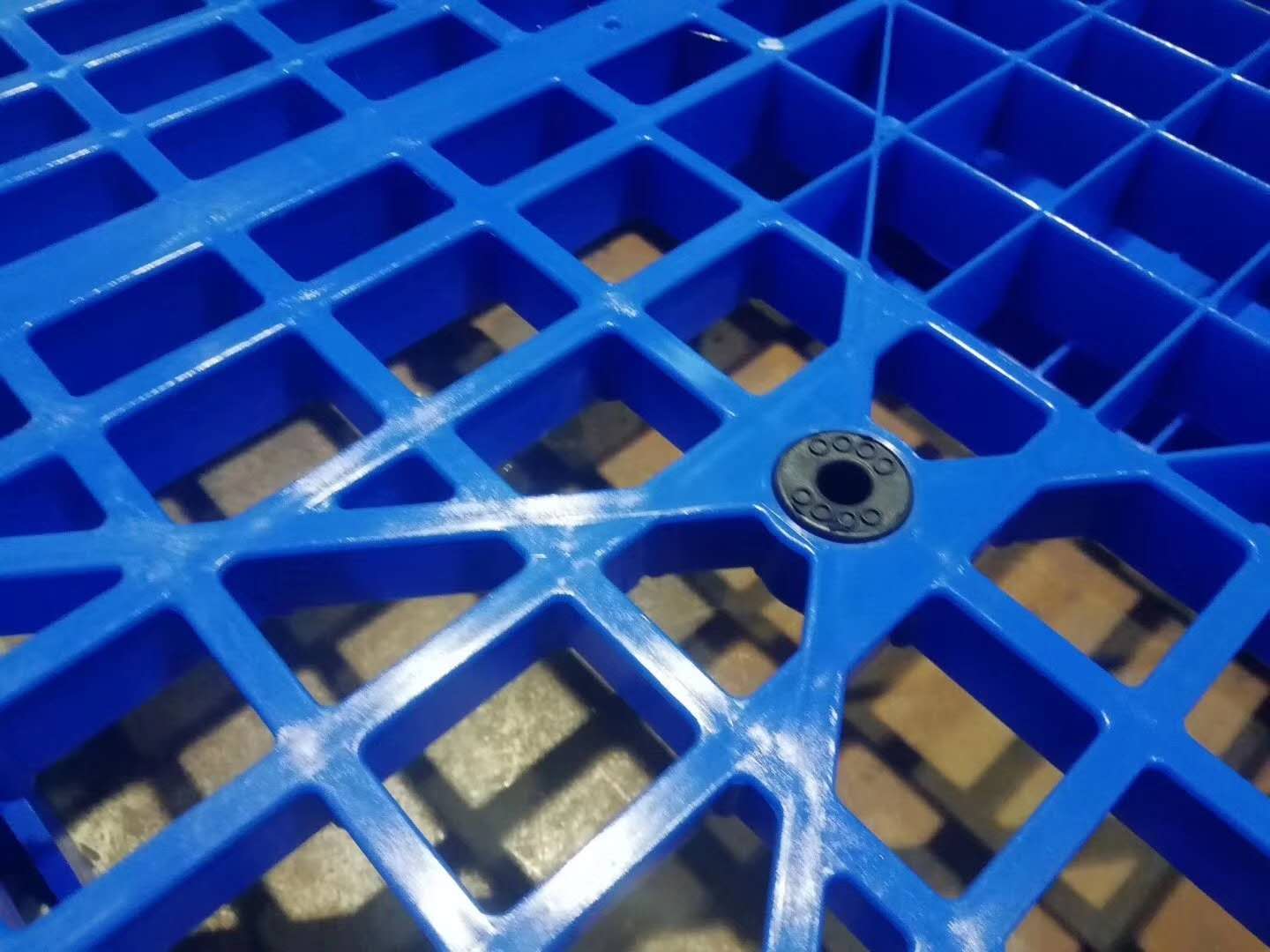 凤岗仓储货架塑料卡板内置钢管承重高 1210带芯片槽叉车塑料托盘厂家