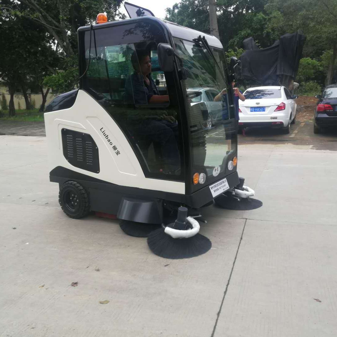 贺州工业清扫车柳宝LB-2000驾驶式扫地车广西市政环卫扫路车全自动扫地机