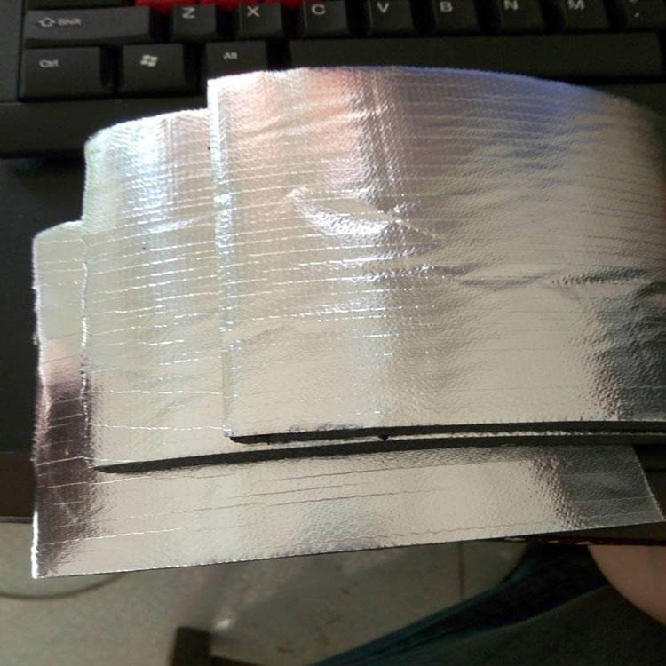高密度铝膜B1级橡塑保温板萝北县特价批发不干胶贴面橡塑保温板