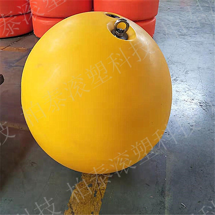 水上乐园系船浮漂 直径60公分滚塑吊环浮球 柏泰定制批发塑料浮球图片