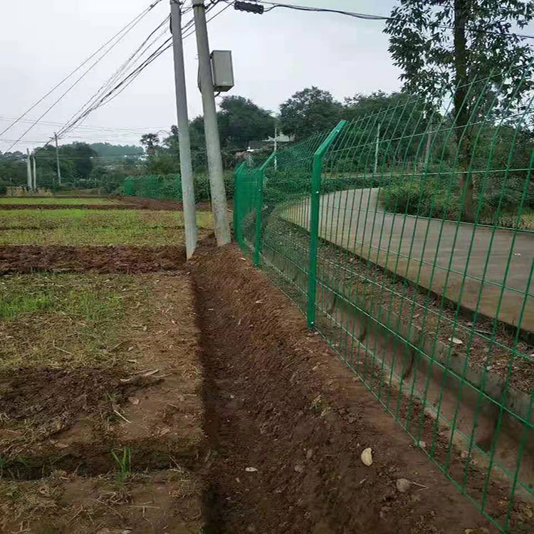 安装生产 公路护栏网 浸塑公路护栏网 道路围网 奔沃供应