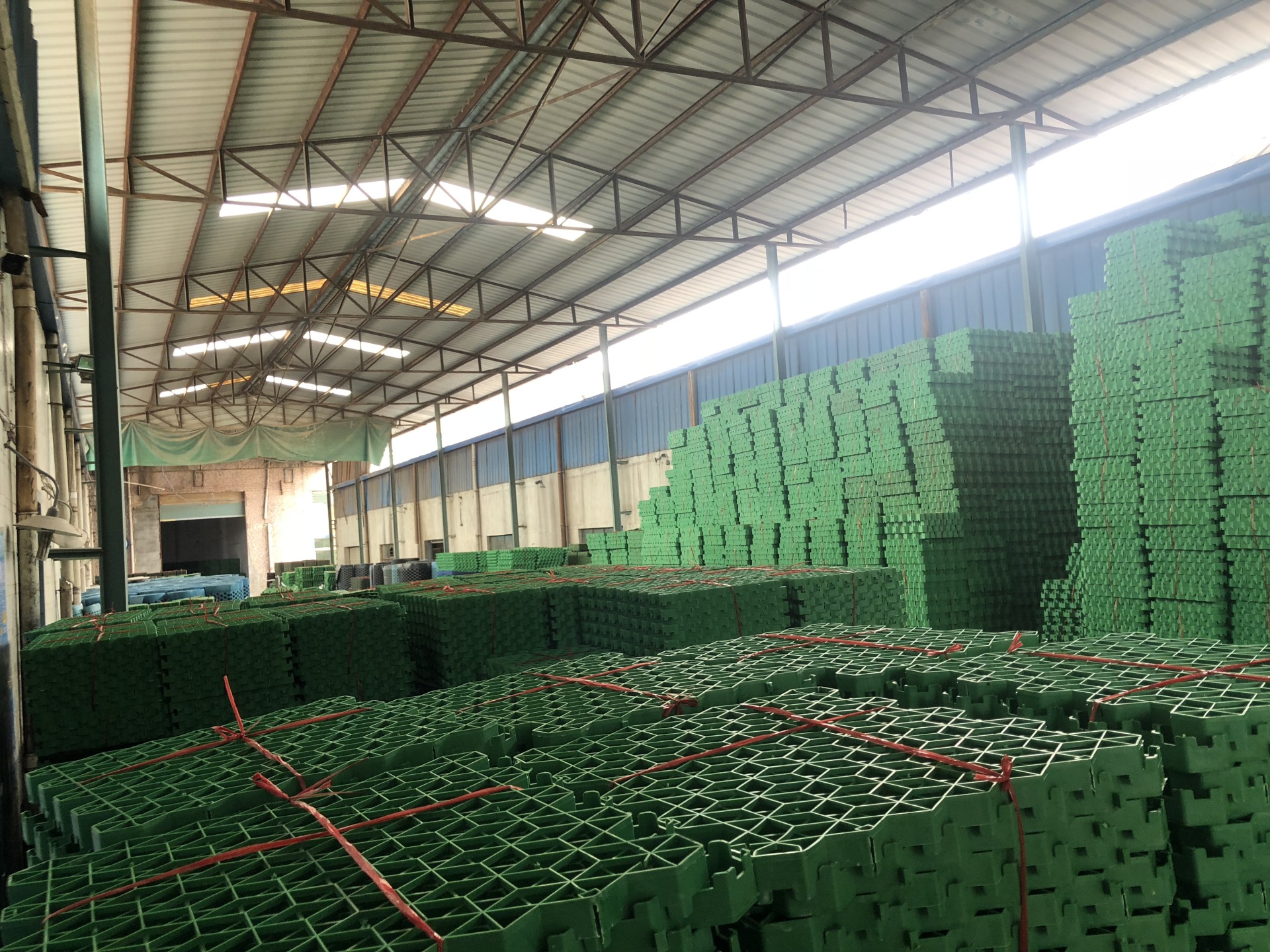 厂家直销塑料植草格 屋顶绿化植草格 土工布蓄排水板