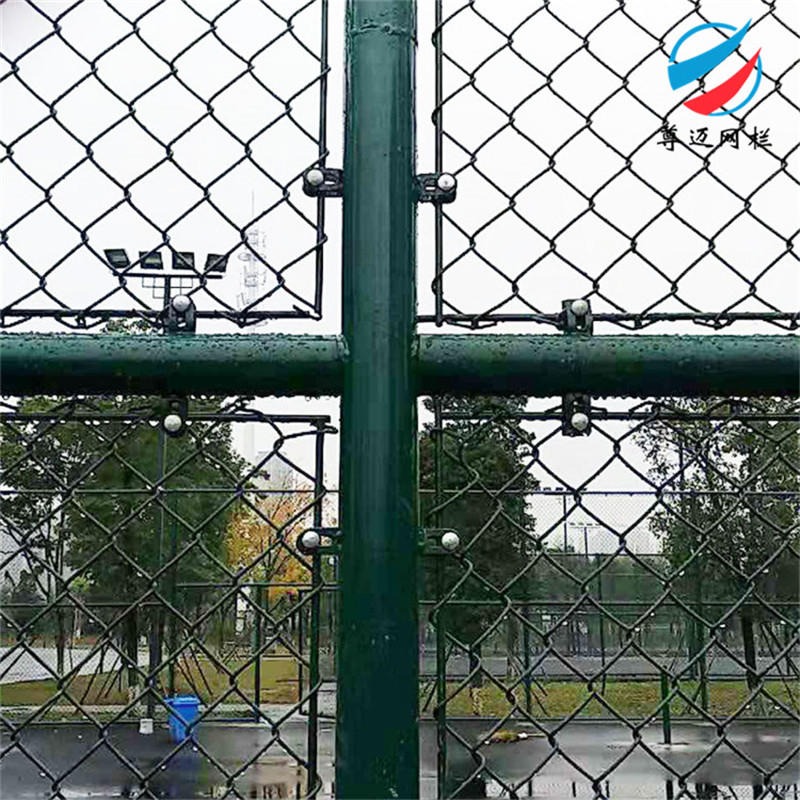 尊迈球场护栏厂家供应乌鲁木齐体育场围栏网 学校球场护栏网 定做绿色勾花网篮球围栏铁丝网