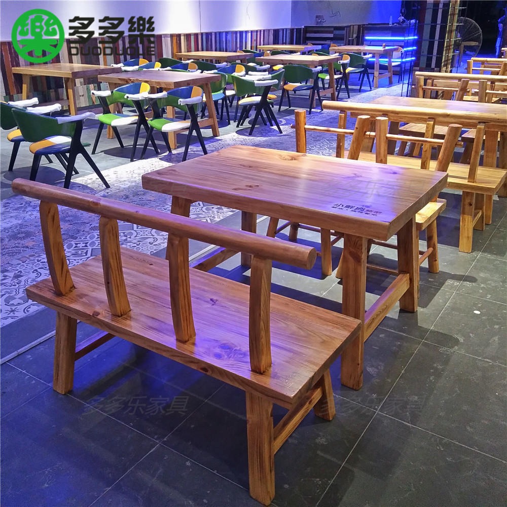 无烟烧烤餐厅餐桌 源于新西兰松木制作实木餐桌 同款木屋烧烤餐桌椅 原木定制而成实木餐桌椅