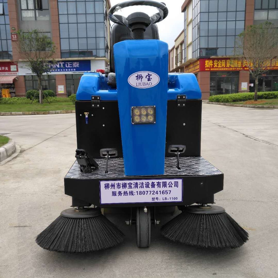 桂林驾驶式扫地车   柳宝LB-1100工厂环保电动扫地机 广西电瓶环保扫路车