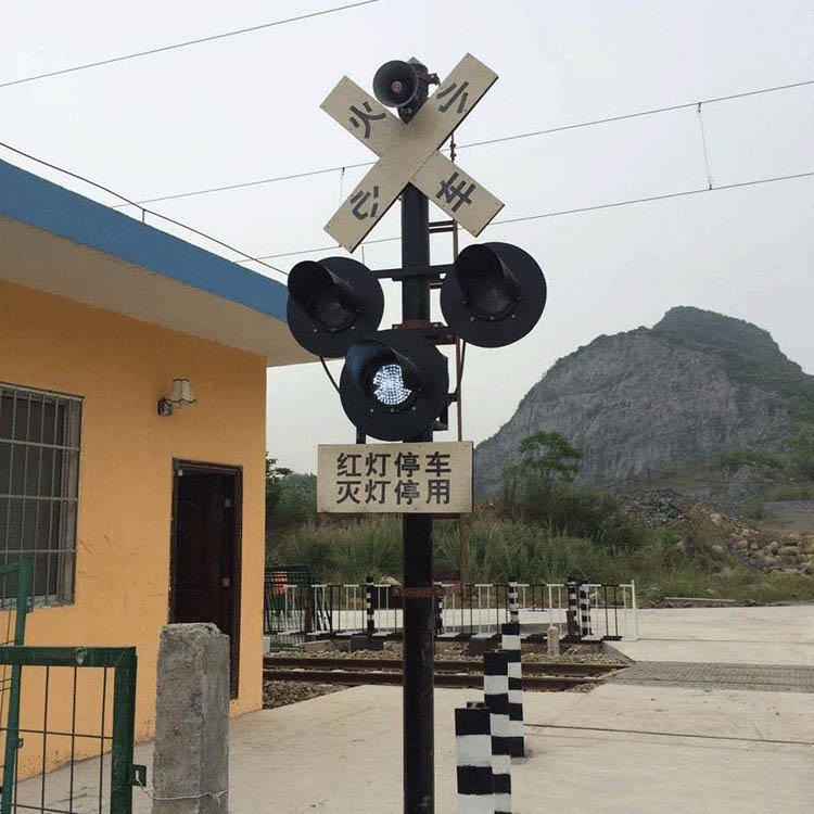 铁路道口信号灯    铁路信号灯栏木机  自动报警道口信号灯奥莱图片