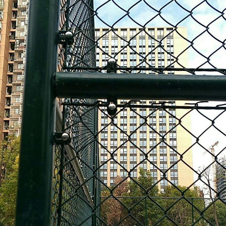 圆钢管框型篮球场围网  方管框型网球场围网  迅鹰组装框架式排球场围栏网图片