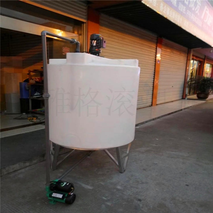 雅格2吨锥底塑料搅拌桶 2立方污水处理塑料水箱 底架高度定制 pe锥底水塔