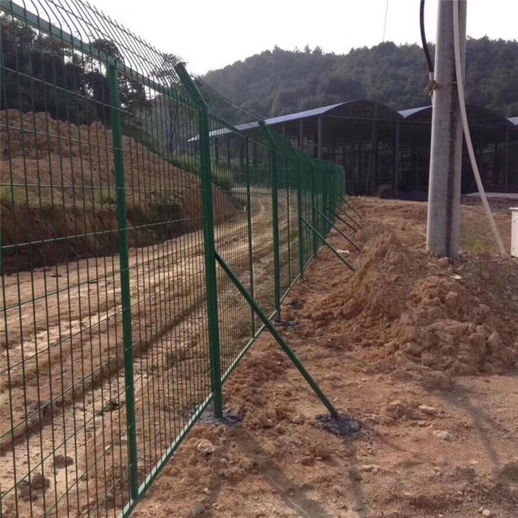 德兰防护网 低碳钢丝高速公路防护网 浸塑框架公路护栏网 厂家供应