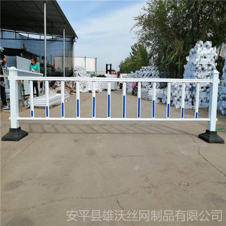 城市道路护栏 雄沃xw03人行路交通道路防撞栏道路护栏生产厂家
