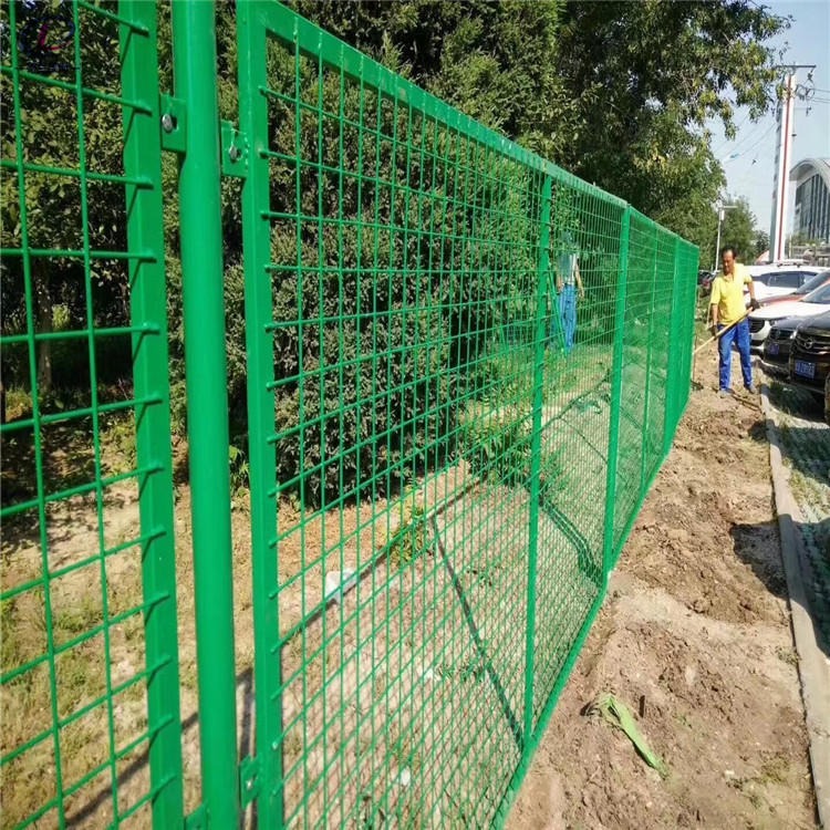 绿色浸塑道路护栏网 公路两侧道路护栏网 德兰框架道路防护网批发