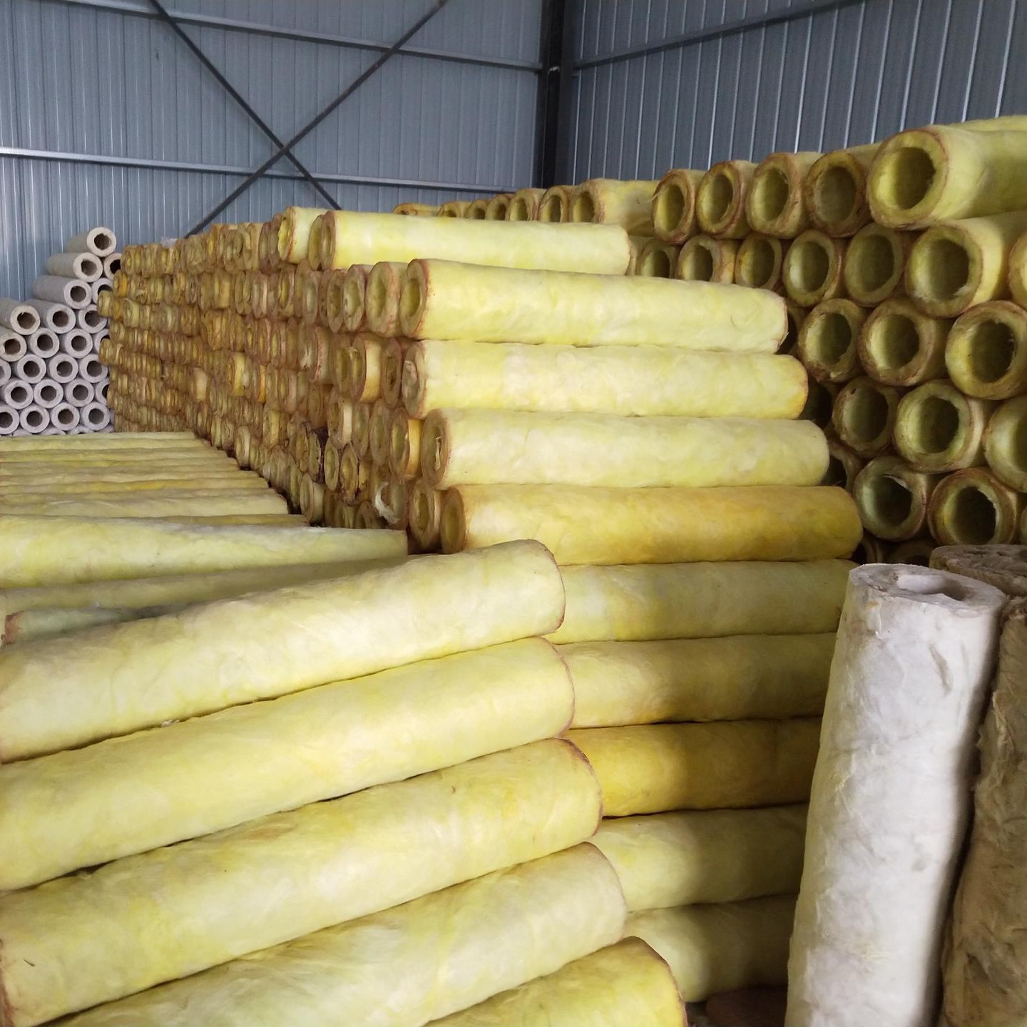 新疆玻璃棉管壳 超细玻璃棉板 强盛玻璃棉卷毡 乌鲁木齐生产厂家