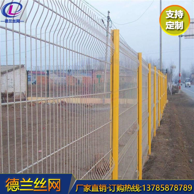 工厂隔离网 德兰丝网 桃型柱防护网 别墅护栏网 质量有保障
