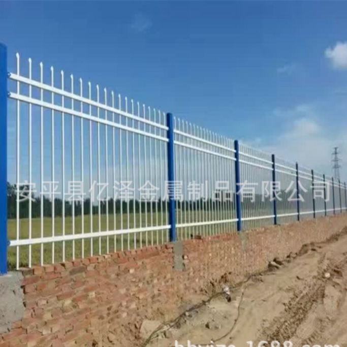 安全隔离防护喷塑围栏 定制锌钢护栏   批发销售围墙锌钢护栏