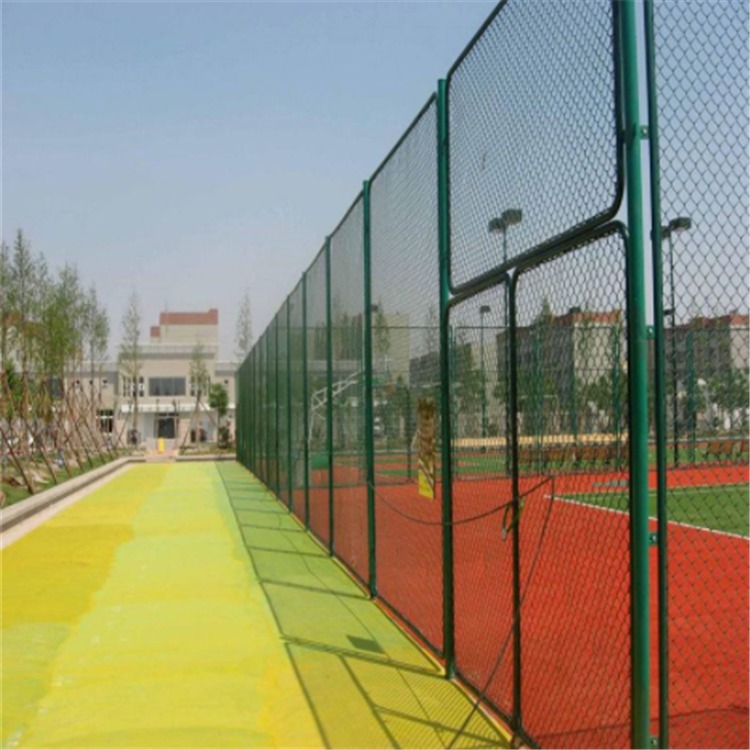 球场围网厂家供应 体育场围网 篮球场围栏热镀勾花网