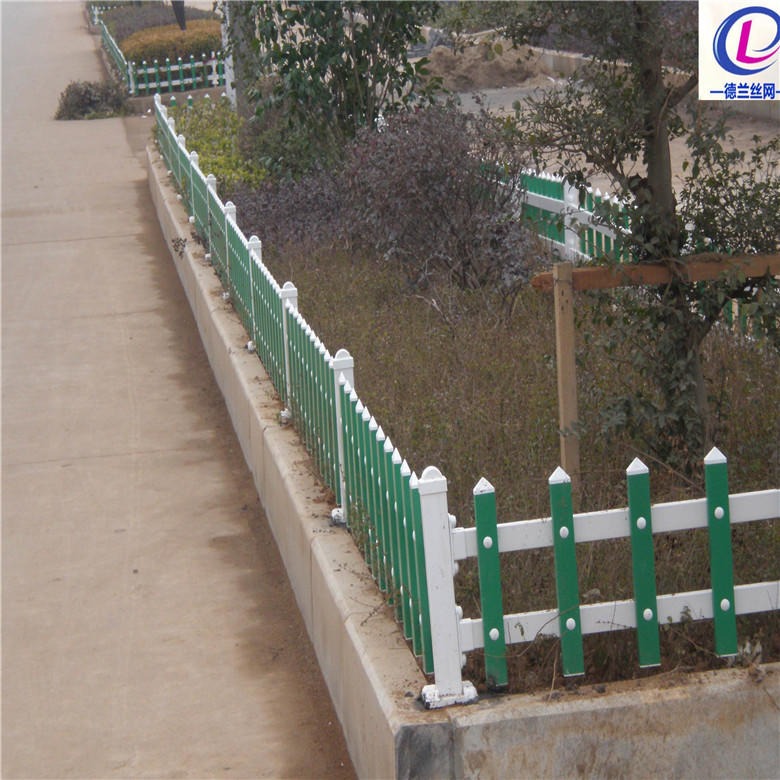 安平县PVC围栏 草坪PVC围栏 德兰隔离型塑钢PVC围栏厂家供应