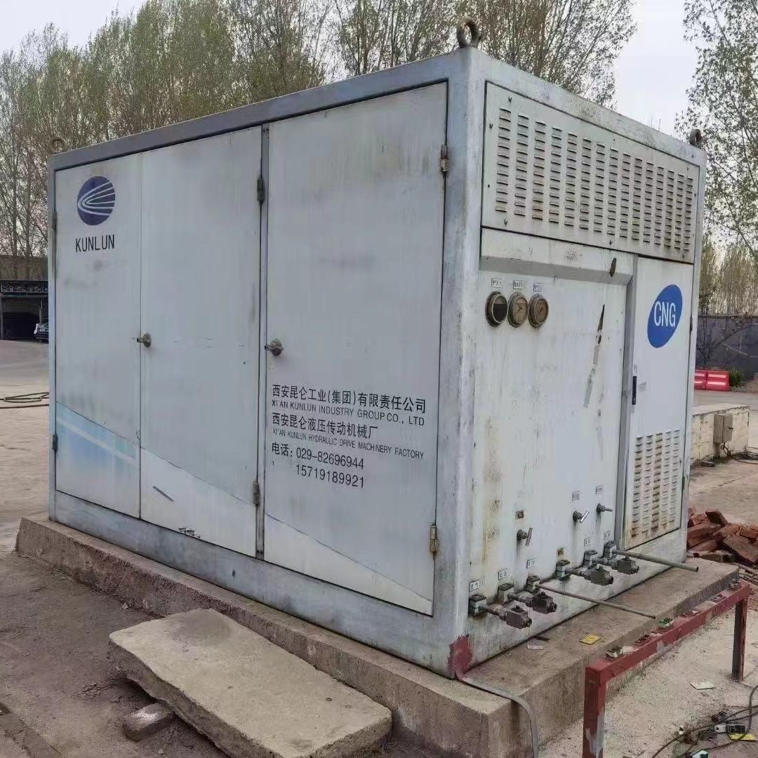 出售12年液压活塞CNG子站设备一套  华气厚普加气机两台图片