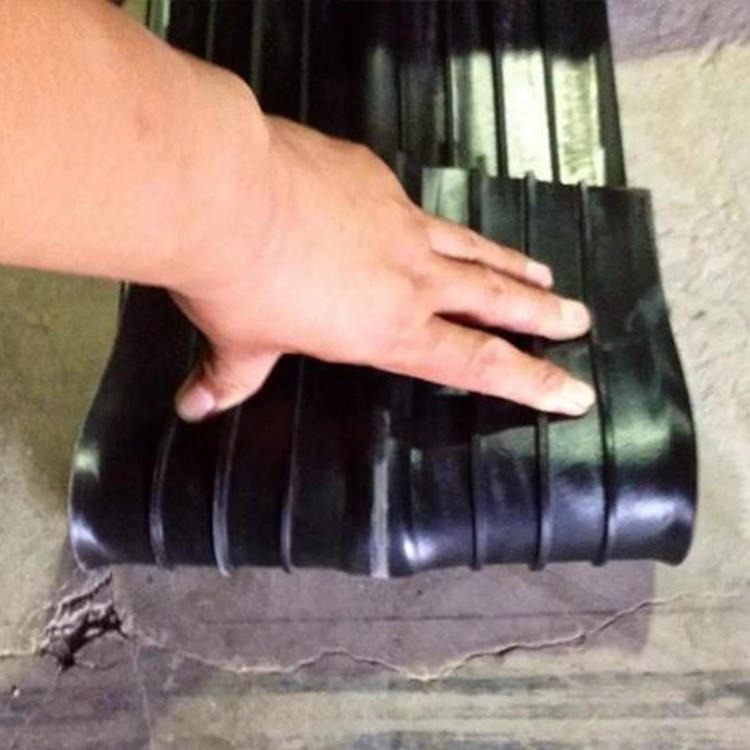迈威变形缝背贴式天然橡胶中埋式橡胶止水带 651型钢边式橡胶止水带
