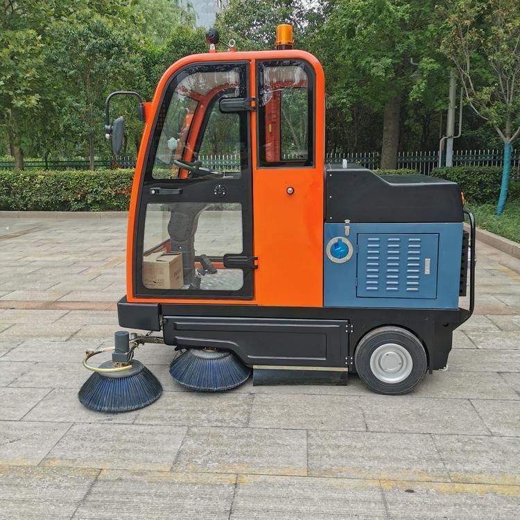 种类齐全 常年出售 恒达 新能源电动扫路车 驾驶式电动扫路车 电动喷水扫地机图片