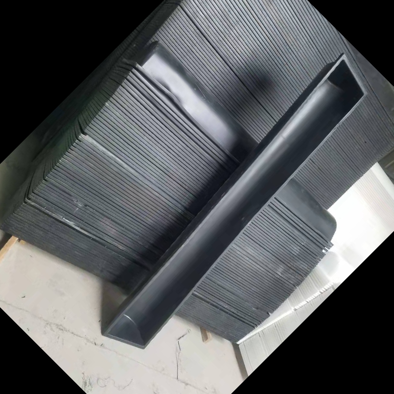许昌塑料羊槽 1米长 黑色 塑料羊槽厂家 德旺农牧机械