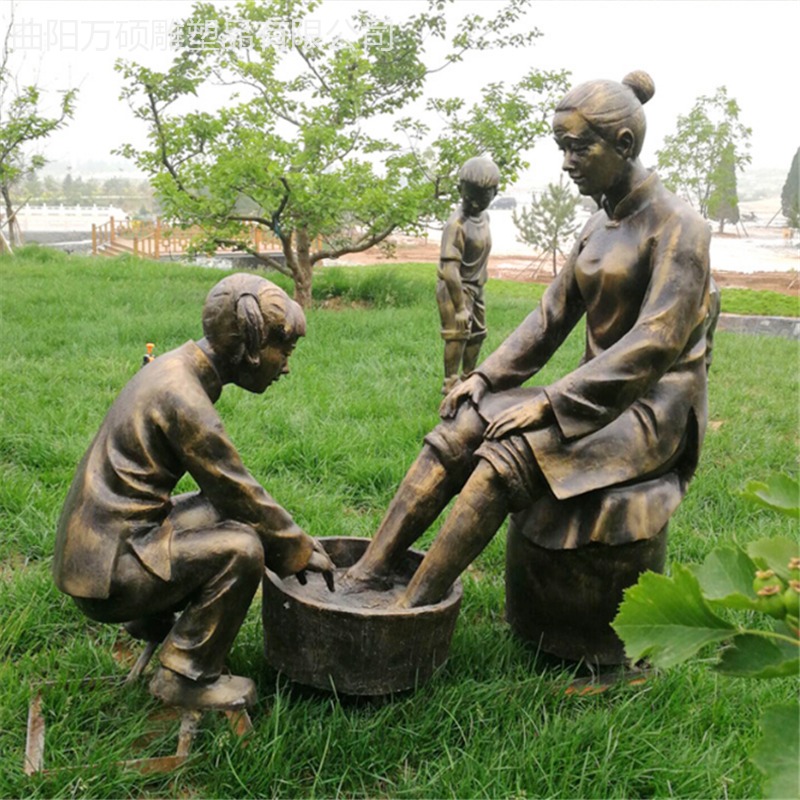 万硕   玻璃钢仿铜雕塑 园林景观摆件 校园孝道文化主题人物 洗脚雕塑