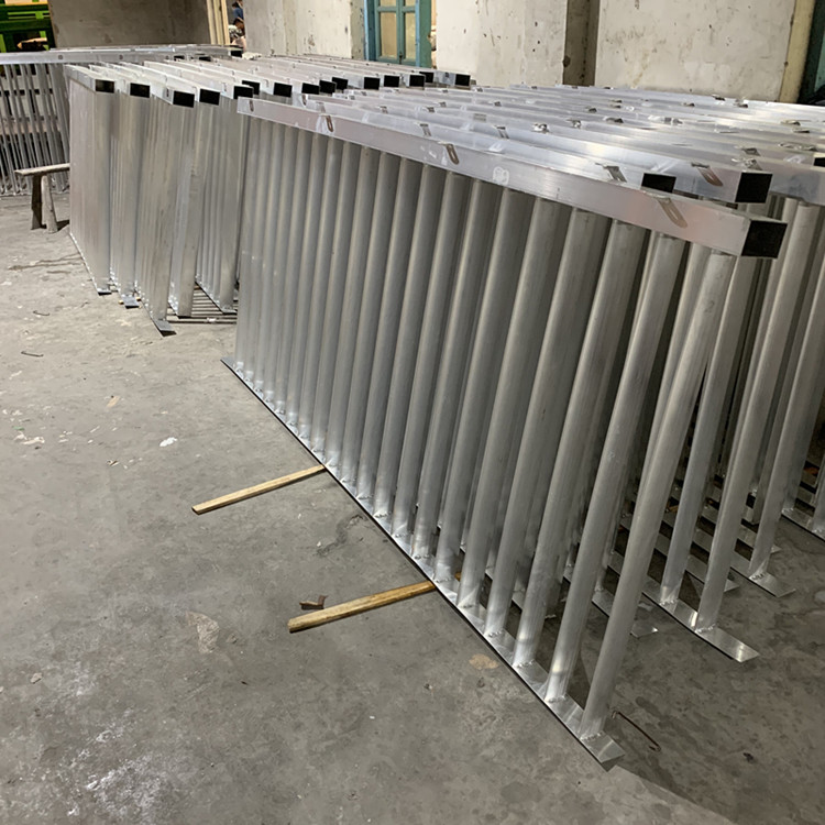 办公室木纹铝合金护栏加工工艺 复古铝围栏厂家 方管金属焊接铝护栏示例图9