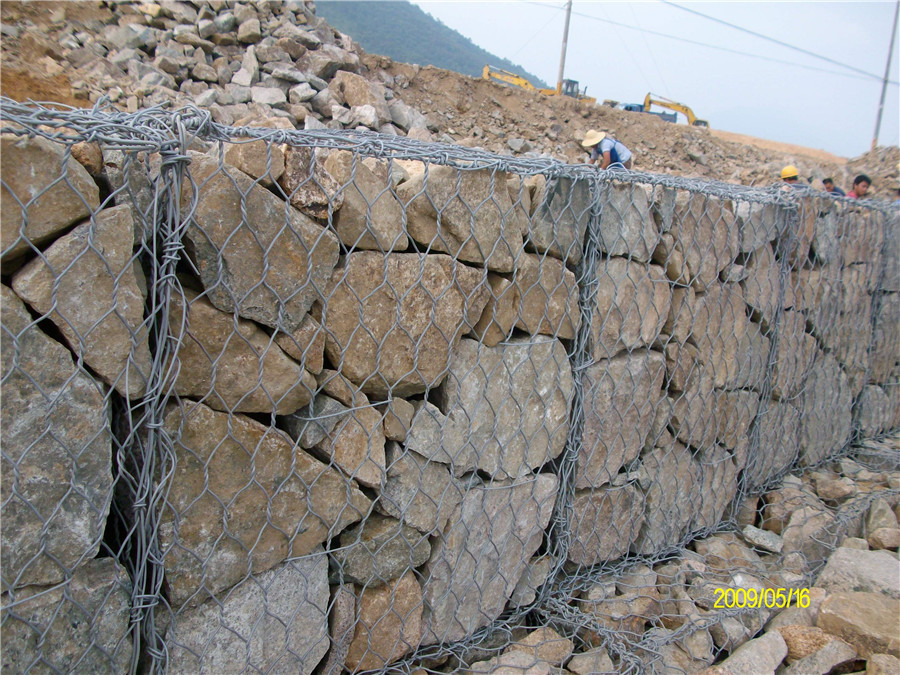 包塑石笼网经久耐用 包塑六角网量大从优  河道防护包塑格宾石笼示例图8
