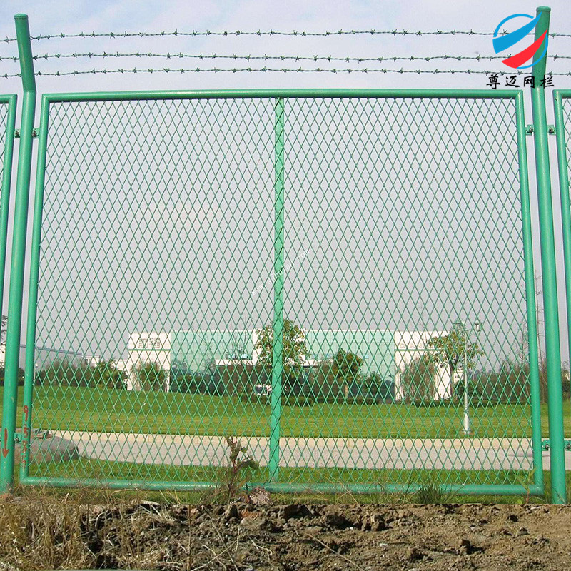 郑州监狱隔离栅 尊迈机场围界网 监狱围墙铁丝网 三角折弯护栏厂家