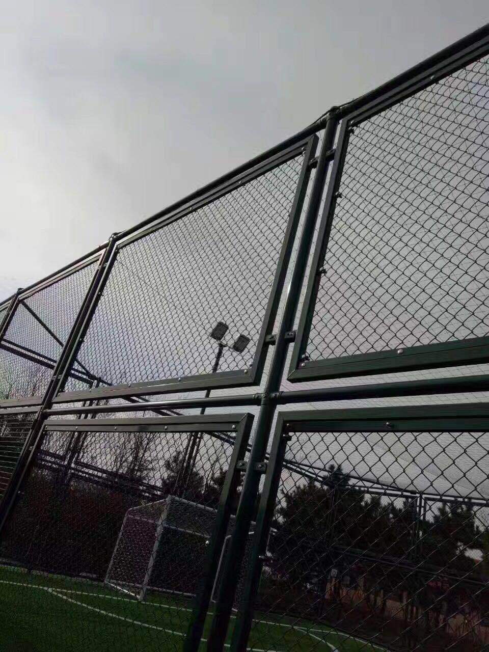 厂家直销低碳钢丝球场护栏网 体育场勾花护栏网防撞围网产地货源示例图3