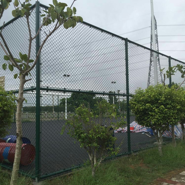 供应崇泽球场围网 笼式足球场围栏 体育场护栏网 球场防护网 铁丝网