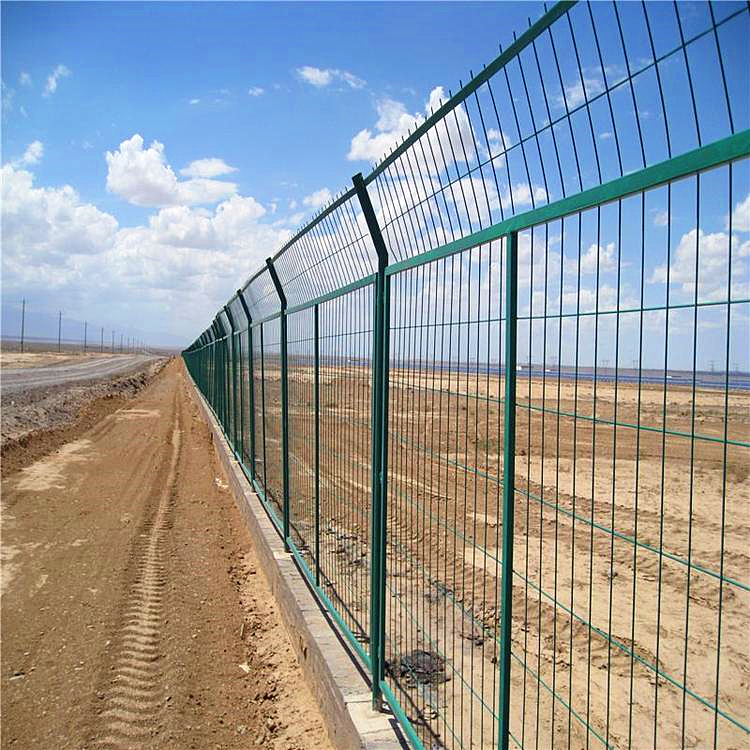 高速公路焊接网隔离栅 小区围墙护栏网 高速公路外金属栏杆 专业生产 佳星