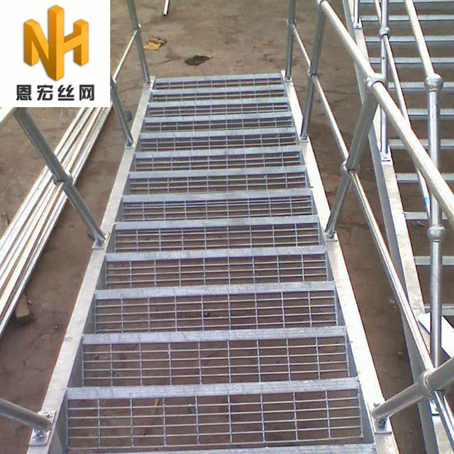 安平防滑镀锌踏步板 恩宏公司生产平台钢格栅踏板 楼梯用钢格栅板