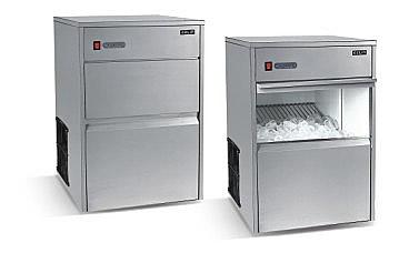 整体工程厨房设备厂家公司制冰能力：80KG/24H，流水式制冰、冰块厚度可调整、电脑控制系统图片
