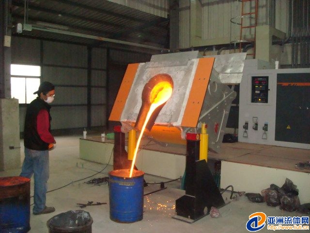 高鸿电热小型熔化炉熔铜熔黄铜炉包运输
