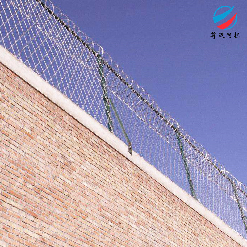 昆明飞机场隔离栅 尊迈机场安全防御网 刀刺护栏网 三角折弯护栏厂家