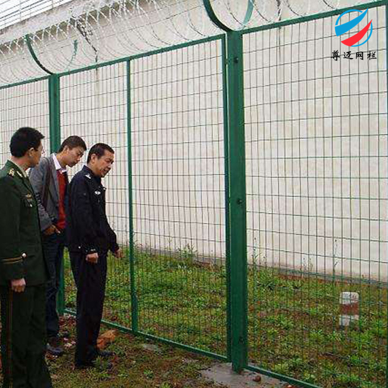 天津监狱隔离栅 尊迈飞机场围网 监狱钢板护栏网 三角折弯护栏厂家