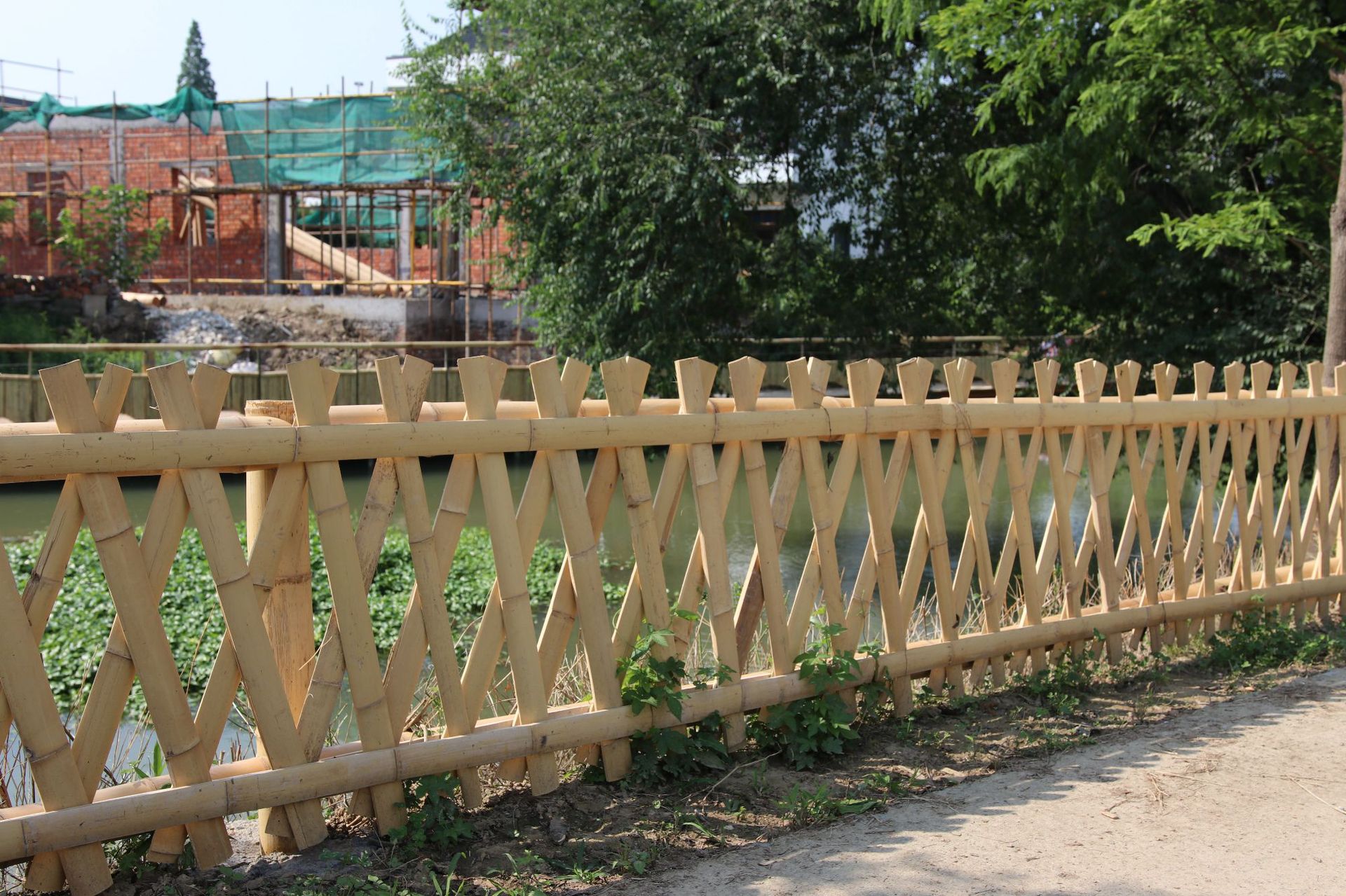 新农村建设中的仿竹竹篱笆的优点-仿竹护栏,仿竹篱笆,不锈钢仿竹护栏,景区仿竹护栏,安平县万至金属制品有限公司