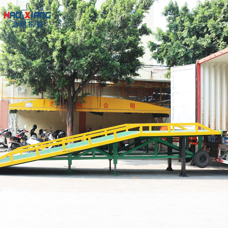 浩翔厂家定制6吨8吨10吨移动登车桥 集装箱卸货平台 手动登车桥内销图片