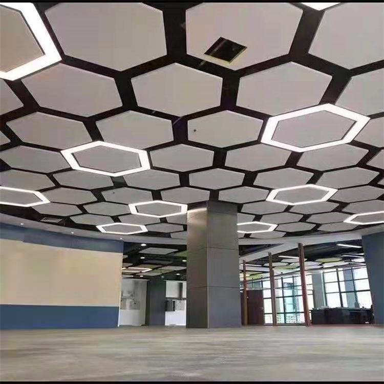 玻纤吸音天花板具有优良的特性 防火防潮不变形 岩棉吸音天花板色彩丰富装饰效果好经济耐用 巨拓