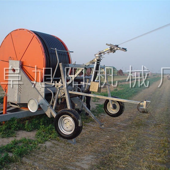 济南多功能节水型灌溉机大型卷盘喷灌机厂家75-300浇地喷灌机价格