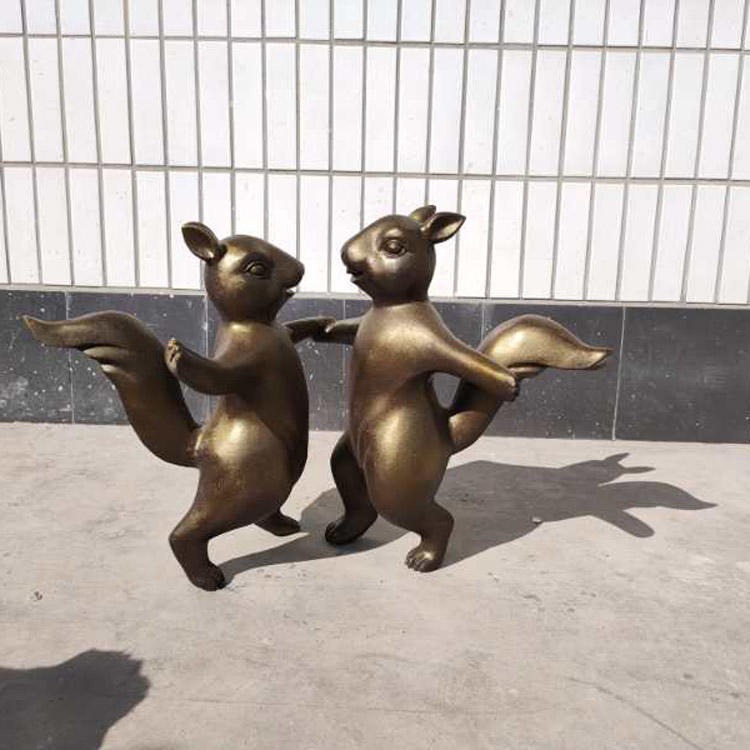 佰盛 拉手跳舞兔子雕塑厂家 铸铜小兔子雕塑模型 仿真兔子雕塑摆件 厂家定做玻璃钢仿铜雕塑价格图片