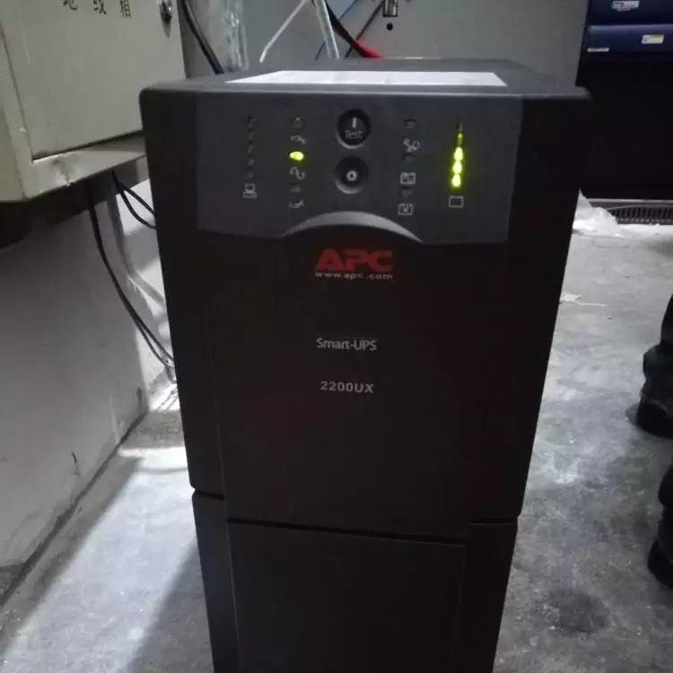 APC施耐德UPS电源SRC3000XLICH在线式3KVA 2100W塔式机架备用电池UPS不间断电源