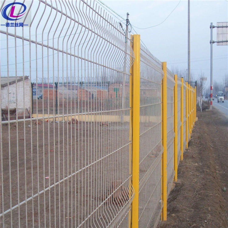 现货供应城市公路护栏网 浸塑市政公路护栏网 德兰桃型柱公路防护网