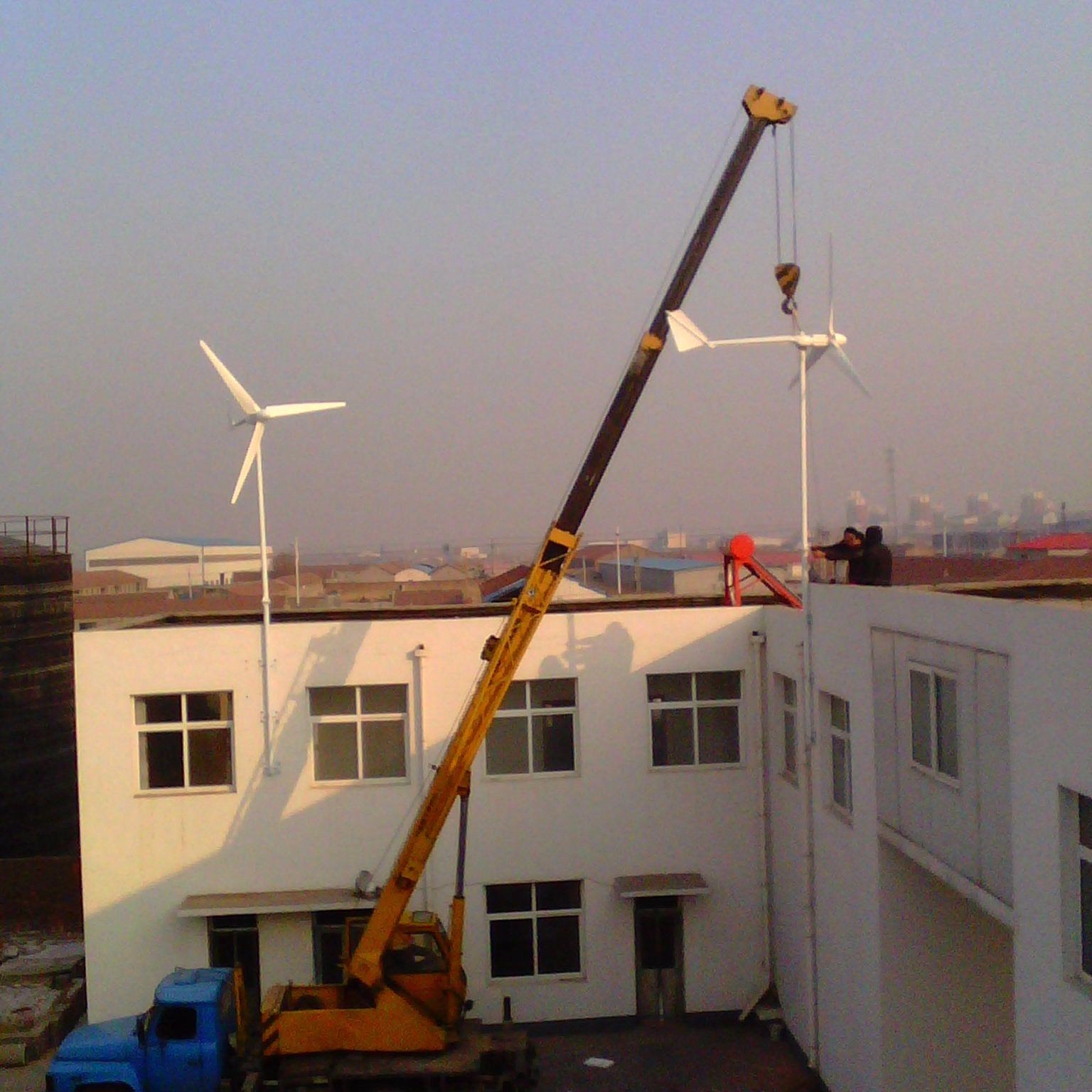 微风启动500w小型风力发电机24v风力发电机屋顶安装渔船安装晟成安装图片