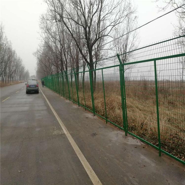 德兰供应 绿色护栏网 绿色公路两侧防护网 边框式浸塑钢丝护栏网