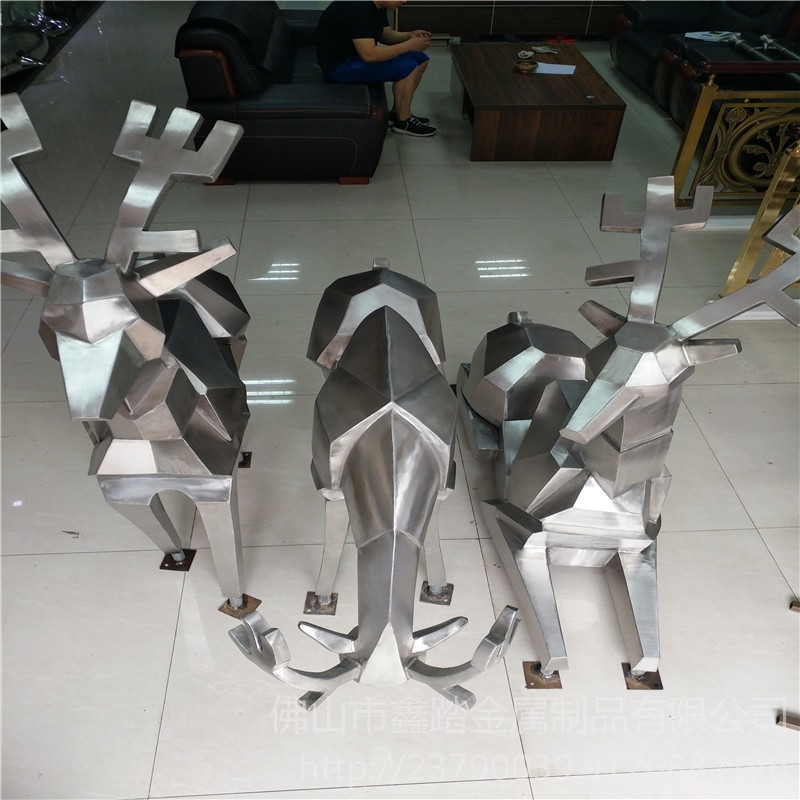 重庆小区花园拉丝不锈钢切面鹿雕塑实物效果图